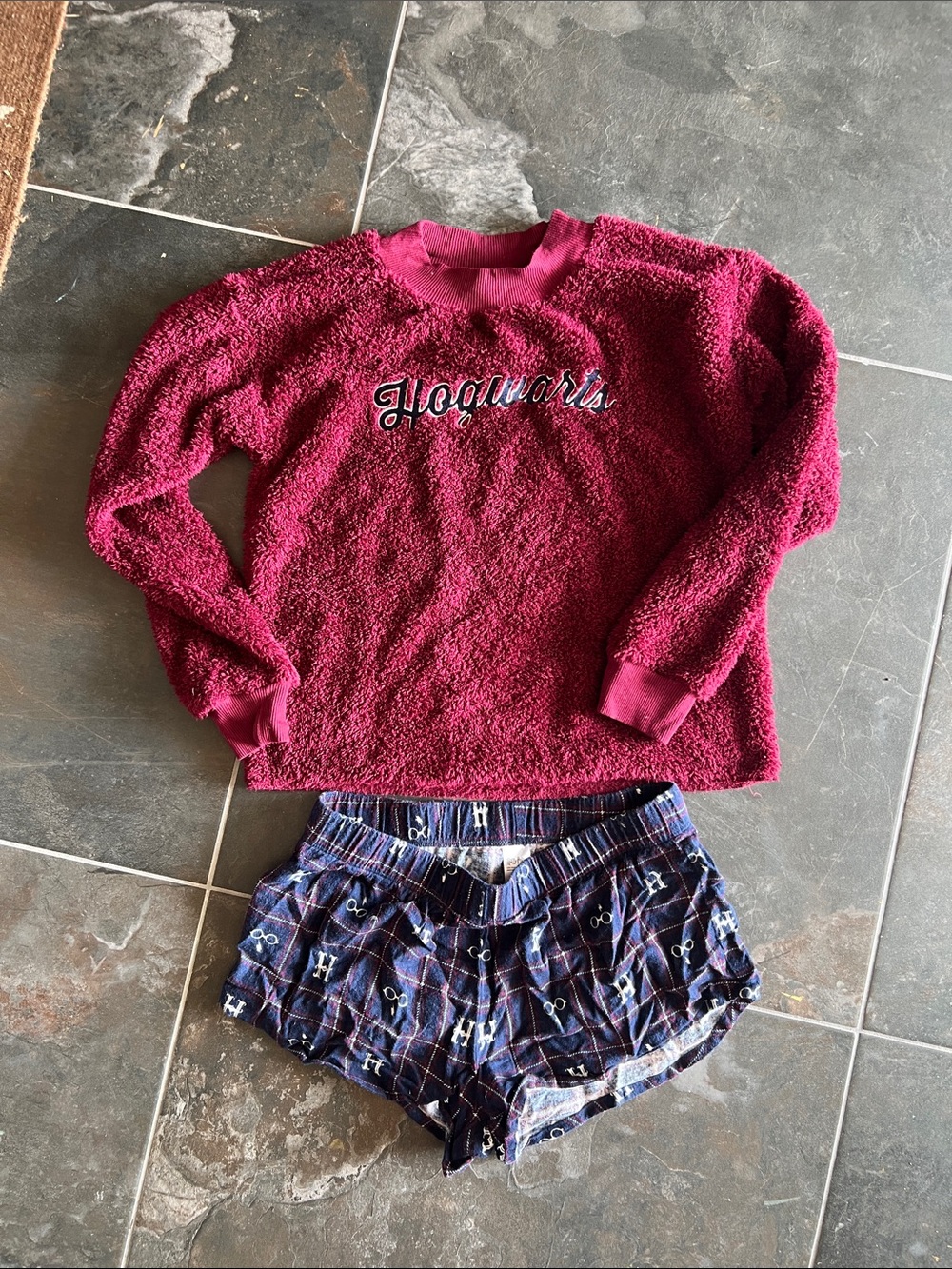 Hogwarts Fuzzy Pullover & Plaid Shorts Pajama Set - Berry Harry Potter girl